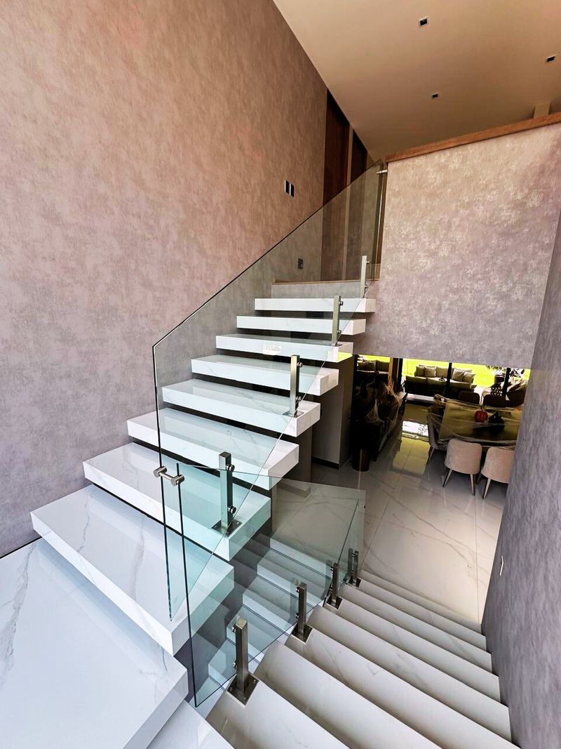 Barandal de cristal templado en escalera