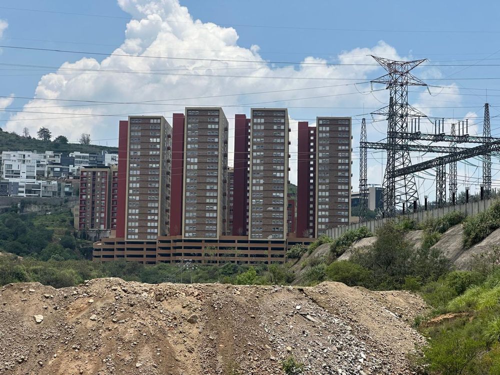 Conjunto habitacional de torres con cancelería de aluminio