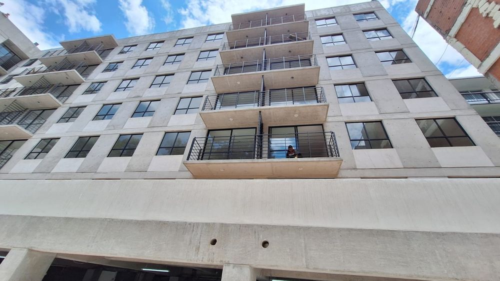 Fachada de departamentos con ventanales de aluminio