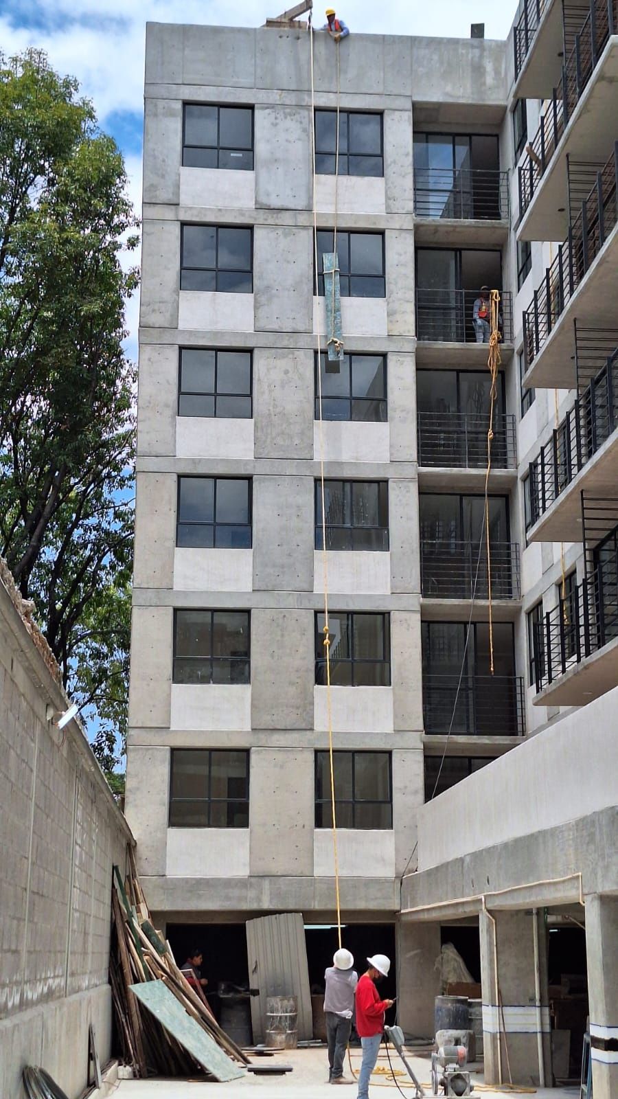 Edificio en obra con instalación de ventanas de aluminio