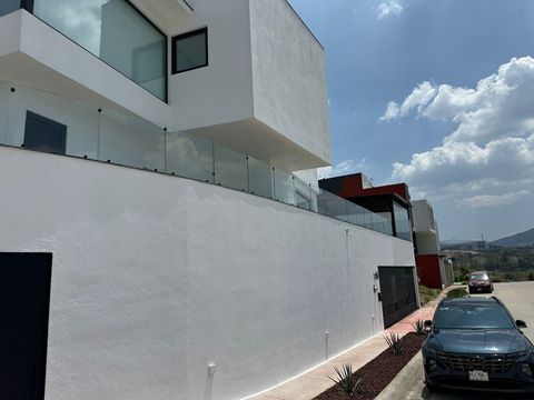 Fachada con barandal de cristal templado en terraza