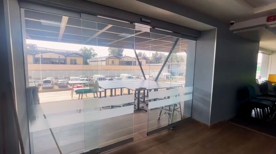 Puerta automática de cristal en oficinas