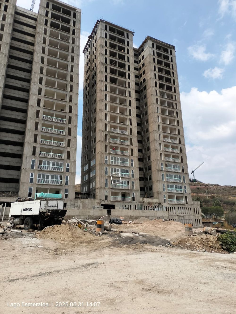 Torre residencial en obra con cancelería de aluminio